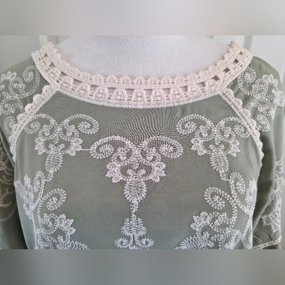 Democracy Sage Green Embroidered Peasant Top White Lace Boho Blouse - 1X EUC - Picture 4 of 12